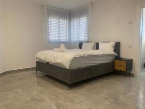 Postel nebo postele na pokoji v ubytování SeaNest Eilat