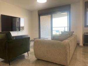 TV a/nebo společenská místnost v ubytování SeaNest Eilat
