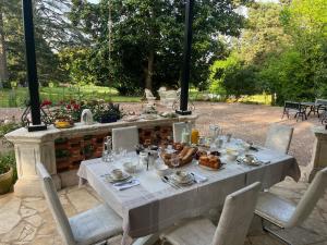 a table with food on it in a garden at château de Puymoger in Javerlhac-et-la-Chapelle-Saint-Robert