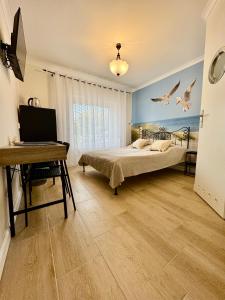 una camera da letto con un letto, una scrivania e uccelli sul muro di Pokoje gościnne Kulesza a Łeba