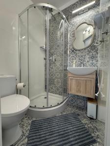 un bagno con doccia, WC e lavandino di Pokoje gościnne Kulesza a Łeba