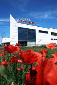 budynek z czerwonymi kwiatami przed nim w obiekcie Dama Hotel w mieście Fossano