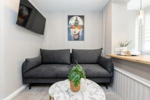 Posezení v ubytování Trumpalaikė butų nuoma Kaune prie Klinikų SELF CHECK-IN