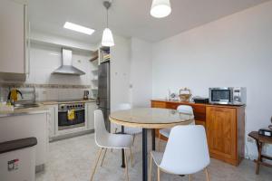 Η κουζίνα ή μικρή κουζίνα στο Apartamento en Boiro