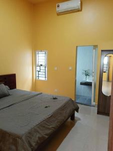 En eller flere senge i et værelse på A two-bedroom home with natural light and green environment + 6 billeder