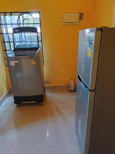 Køkken eller tekøkken på A two-bedroom home with natural light and green environment