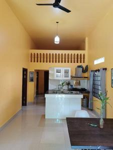 Køkken eller tekøkken på A two-bedroom home with natural light and green environment