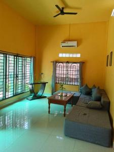 Et opholdsområde på A two-bedroom home with natural light and green environment