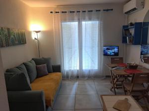 una sala de estar con un sofá y una mesa en Sanary Bandol plein SUD, en Sanary-sur-Mer