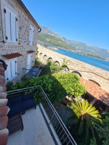 een balkon van een huis met uitzicht op het water bij Old City Budva in Budva