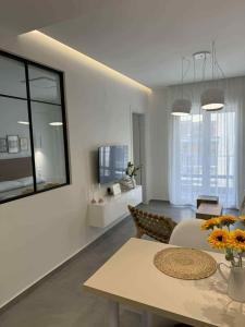 Μια τηλεόραση ή/και κέντρο ψυχαγωγίας στο Kassandrou loft