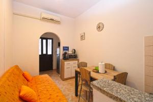 Kuchyňa alebo kuchynka v ubytovaní Apartments Sandra 1335