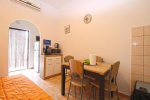 Kuchyňa alebo kuchynka v ubytovaní Apartments Sandra 1335