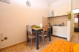 Kuchyňa alebo kuchynka v ubytovaní Apartments Sandra 1335