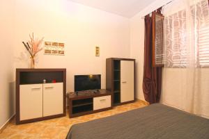 Televízia a/alebo spoločenská miestnosť v ubytovaní Apartments Sandra 1335