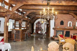 sala de estar con lámpara de araña y chimenea en Stilvolles Landhaus mit Flair, en Menslage