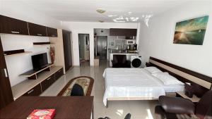 a hotel room with a bed and a kitchen at Cazare Mangalia - Self Check-in in Mangalia