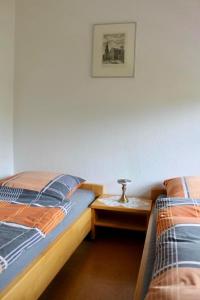 Un dormitorio con dos camas y una mesita de noche. en Stilvolles Landhaus mit Flair, en Menslage