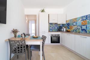 Køkken eller tekøkken på GuestHost - Borgo 84 Marzamemi - Interno 23