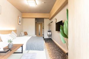 una habitación de hotel con una cama y una mesa en b&難波3号店, en Osaka