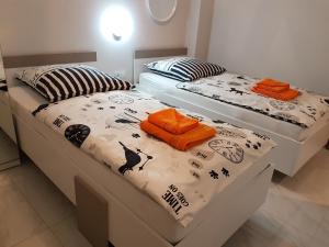 Cette chambre comprend 2 lits jumeaux. dans l'établissement Laura White Tower Apartment, à Thessalonique