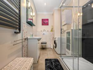 Ένα μπάνιο στο Wrocław Escape Apartment with Garden by BookingHost