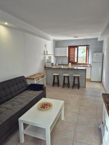 un soggiorno e una cucina con un divano e un tavolo di Montaña Clara Luxholidays a Puerto Rico de Gran Canaria