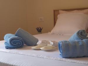 Rúm í herbergi á Kurmaku Guesthouse - Historic Stay inside Elbasan Castle
