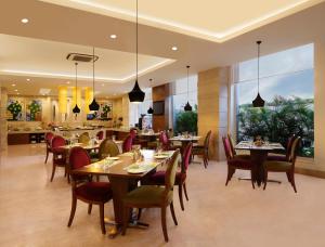 Restorāns vai citas vietas, kur ieturēt maltīti, naktsmītnē Lemon Tree Hotel, Gachibowli, Hyderabad