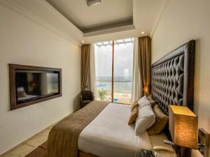 TV a/nebo společenská místnost v ubytování Mirage Bab Al Bahr Hotel