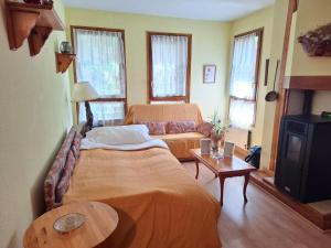 エル・プエヨ・デ・ハカにあるLa Encina, Acogedor apartamento con piscina - Arafita Apartamentosのベッドとテーブルとソファのある寝室 +12枚の写真