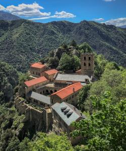 a building on the side of a mountain at Charmant T2 avec piscine, idéal pour les curistes in Vernet-les-Bains