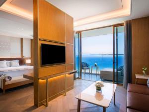 TV a/nebo společenská místnost v ubytování Mövenpick Resort Cam Ranh