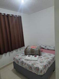 a room with a bed and a window with a bedskirts at Apto novíssimo prox Alphaville e ginásio barueri in Jandira