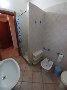维拉西米乌斯Casa Pepe Confortevole villetta con giardino a 2 min dal mare的带淋浴、马桶和水槽的浴室