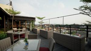 Yellow Star Gejayan Hotelにあるバルコニーまたはテラス