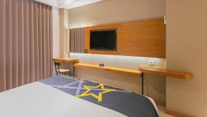 Yellow Star Gejayan Hotelにあるベッド