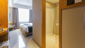 Yellow Star Gejayan Hotelにあるベッド