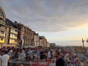 Une foule de gens marchant dans une rue de la ville dans l'établissement Rooftop - Villa Leone - Appartement à 500m plage, à La Tente-Verte