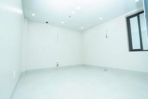 a room with white walls and a window at Chị Béo ỐC in Ha Long