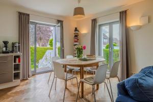 a kitchen and dining room with a table and chairs at Ferienhaus Wohrbarg Ferienhaus Wohrbarg in Timmendorfer Strand