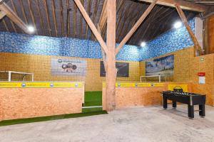une salle de sport avec une table de ping-pong dans une pièce dans l'établissement Ferienwohnung Sternstunde, à Bensersiel 55 autres photos