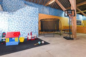 une salle de sport avec un panier de basket dans une pièce avec un panier de basket dans l'établissement Ferienwohnung Sternstunde, à Bensersiel