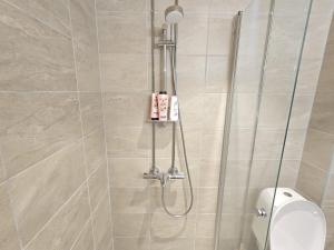 Un baño con ducha y WC. en Viherpihan helmi, en Espoo 19 fotos más