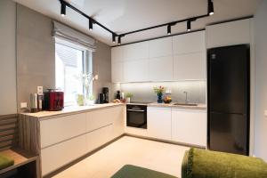 Η κουζίνα ή μικρή κουζίνα στο HOUSE 756 MAINZ modernes DESIGN-FERIENHAUS mit SAUNA, KAMIN, 4 SZ, 3 Bäder, OUTDOOR-KÜCHE, PARKEN, nahe ALTSTADT, MESSE und AIRPORT