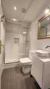 Kúpeľňa v ubytovaní Barrio Gotico Apartments Ferran + 37 fotografií