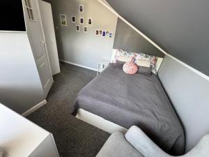 a small bedroom with a bed in a room at 2 pokojowy apartament in Dąbki