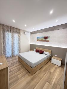CTAApartment Free Shuttle的带床和木地板的卧室