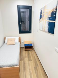 CTAApartment Free Shuttle的一间有床和窗户的小卧室