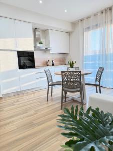 CTAApartment Free Shuttle的配有桌椅的厨房和餐厅